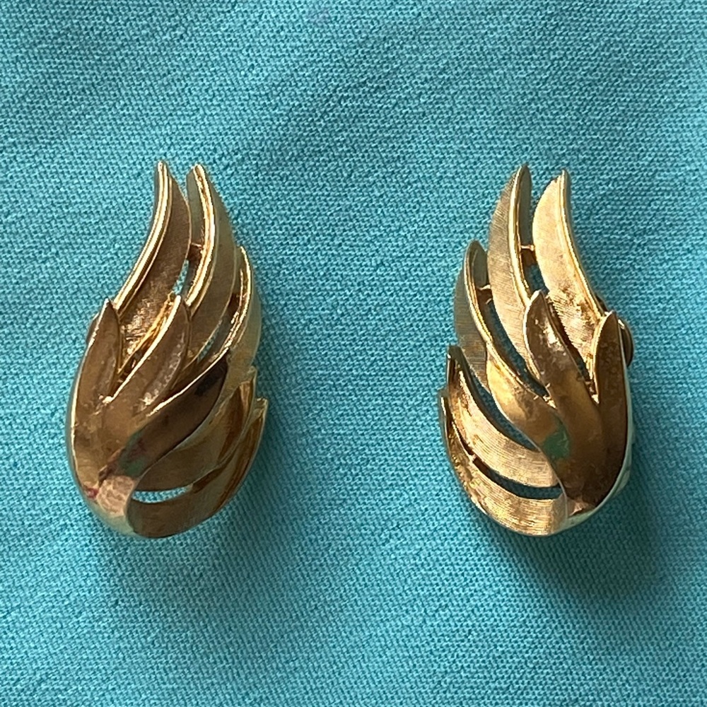 Vintage Trifari Beautiful Gold Tone Clip On Earrings